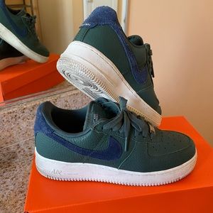 Air Force 1’s men’s size 7 = women’s size 8.5